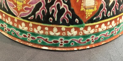 Un bol et un pot couvert en porcelaine de Chine de type Bencharong pour le march&eacute; thai, 19&egrave;me