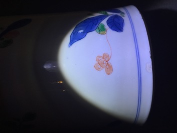 Une paire de vases en porcelaine de Chine famille verte de type rolwagen, Kangxi