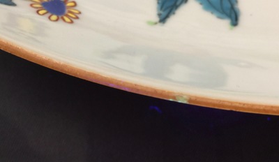 Un plat en porcelaine de Chine famille rose &agrave; d&eacute;cor de fleurs et papillons, Yongzheng, 1723-1735