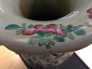 Een paar grote Chinese famille rose vazen, 19e eeuw