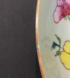 Un plat en porcelaine de Chine famille rose &agrave; d&eacute;cor de fleurs et papillons, Yongzheng, 1723-1735