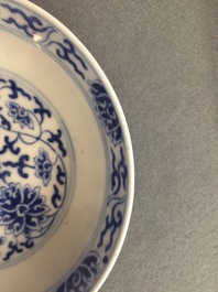 Een paar Chinese blauw-witte borden met lotusdecor, Guangxu merk en periode