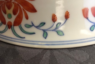 Un bol en porcelaine de Chine doucai aux canards mandarins, marque et prob. &eacute;poque de Qianlong
