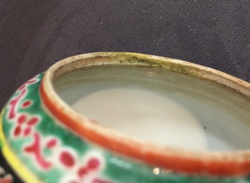 Un bol et un pot couvert en porcelaine de Chine de type Bencharong pour le march&eacute; thai, 19&egrave;me