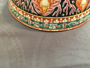 Un bol et un pot couvert en porcelaine de Chine de type Bencharong pour le march&eacute; thai, 19&egrave;me