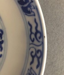 Een paar Chinese blauw-witte borden met lotusdecor, Guangxu merk en periode
