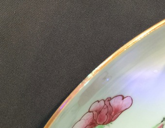 Un plat en porcelaine de Chine famille rose &agrave; d&eacute;cor de fleurs et papillons, Yongzheng, 1723-1735