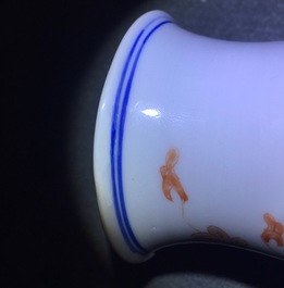 Une paire de vases en porcelaine de Chine famille verte de type rolwagen, Kangxi