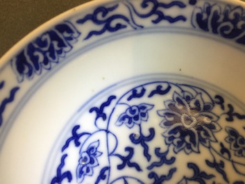Een paar Chinese blauw-witte borden met lotusdecor, Guangxu merk en periode