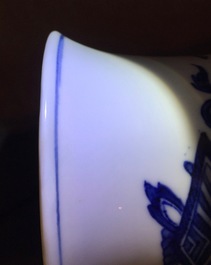 Un vase aux dragons en porcelaine de Chine bleu, blanc et rouge, Kangxi