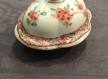 Un ensemble de 3 aigui&egrave;res sur pr&eacute;sentoir en porcelaine de Chine famille rose, Yongzheng, 1723-1735