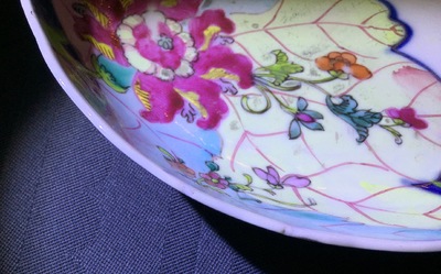 Een set van 5 Chinese famille rose koppen en 3 schotels met decor van tabaksbladeren, Qianlong, 18e eeuw
