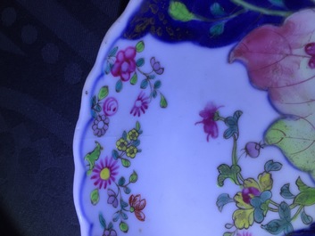 Een set van 5 Chinese famille rose koppen en 3 schotels met decor van tabaksbladeren, Qianlong, 18e eeuw