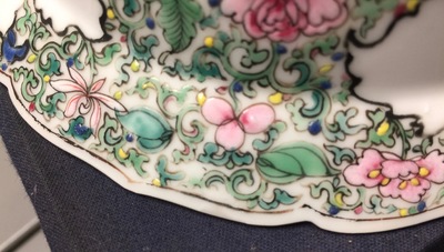 Een fijne Chinese famille rose kom met eenden, Yongzheng, 1723-1735