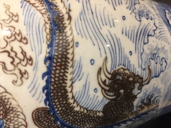 Un vase aux dragons en porcelaine de Chine bleu, blanc et rouge, Kangxi