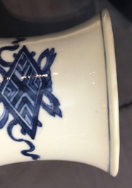 Un vase aux dragons en porcelaine de Chine bleu, blanc et rouge, Kangxi