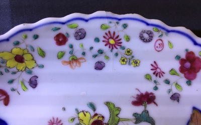 Een set van 8 grote Chinese famille rose koppen en 6 schotels met decor van tabaksbladeren, Qianlong, 18e eeuw