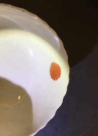 Een set van 8 grote Chinese famille rose koppen en 6 schotels met decor van tabaksbladeren, Qianlong, 18e eeuw