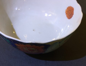 Een set van 8 grote Chinese famille rose koppen en 6 schotels met decor van tabaksbladeren, Qianlong, 18e eeuw