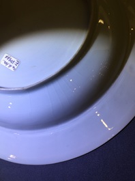 Een set van zes Chine de commande wapenborden met bianco sopra bianco rand, Qianlong, 18e eeuw
