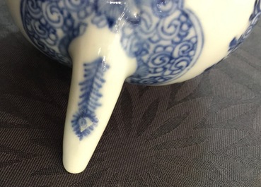 A Chinese blue and white teapot and cover, Yongzheng, 1723-1735