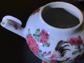 Een Chinese famille rose theepot met hanen, Yongzheng, 1723-1735