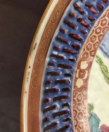 Une paire de plats en porcelaine de Chine famille rose aux ailes ajour&eacute;es, Yongzheng/Qianlong