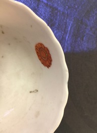 Een set van 5 Chinese famille rose koppen en 3 schotels met decor van tabaksbladeren, Qianlong, 18e eeuw