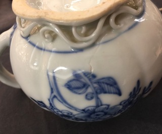 A Chinese blue and white teapot and cover, Yongzheng, 1723-1735