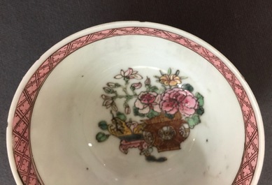 Une partie d'une service &agrave; th&eacute; en porcelaine de Chine famille rose et dor&eacute;, Yongzheng, 1723-1735