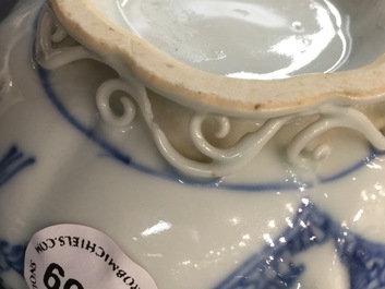 A Chinese blue and white teapot and cover, Yongzheng, 1723-1735