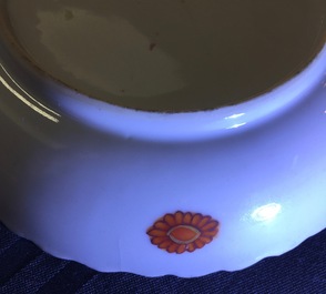 Een set van 8 grote Chinese famille rose koppen en 6 schotels met decor van tabaksbladeren, Qianlong, 18e eeuw