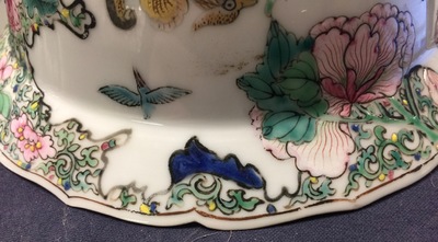 Een fijne Chinese famille rose kom met eenden, Yongzheng, 1723-1735
