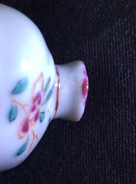 Un ensemble de 3 aigui&egrave;res sur pr&eacute;sentoir en porcelaine de Chine famille rose, Yongzheng, 1723-1735