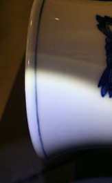 Un vase aux dragons en porcelaine de Chine bleu, blanc et rouge, Kangxi