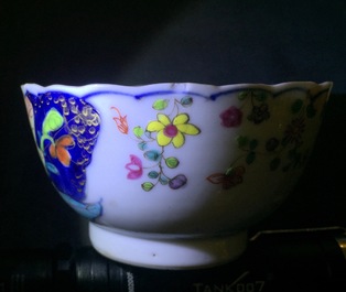 Een set van 5 Chinese famille rose koppen en 3 schotels met decor van tabaksbladeren, Qianlong, 18e eeuw