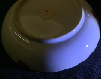 Een set van 5 Chinese famille rose koppen en 3 schotels met decor van tabaksbladeren, Qianlong, 18e eeuw