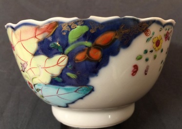 Een set van 5 Chinese famille rose koppen en 3 schotels met decor van tabaksbladeren, Qianlong, 18e eeuw