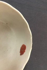 Een set van 5 Chinese famille rose koppen en 3 schotels met decor van tabaksbladeren, Qianlong, 18e eeuw