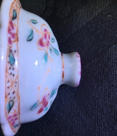 Un ensemble de 3 aigui&egrave;res sur pr&eacute;sentoir en porcelaine de Chine famille rose, Yongzheng, 1723-1735