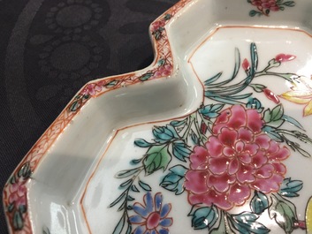 Un ensemble de 3 aigui&egrave;res sur pr&eacute;sentoir en porcelaine de Chine famille rose, Yongzheng, 1723-1735