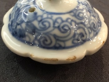 A Chinese blue and white teapot and cover, Yongzheng, 1723-1735