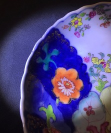 Een set van 5 Chinese famille rose koppen en 3 schotels met decor van tabaksbladeren, Qianlong, 18e eeuw