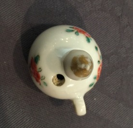 Een paar Chinese famille rose kannen met deksels, Yongzheng, 1723-1735