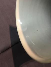 Un vase aux dragons en porcelaine de Chine bleu, blanc et rouge, Kangxi