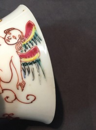 Een Chinese famille rose kop en schotel met gevleugelde putti, Yongzheng/Qianlong, 18e eeuw