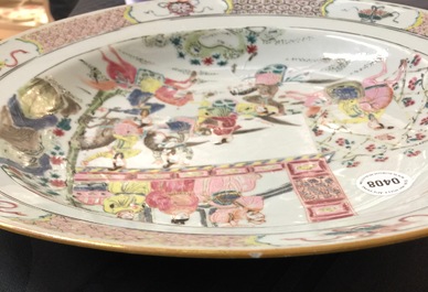 Un plat en porcelaine de Chine famille rose aux cavali&egrave;res, Yongzheng/Qianlong, 18&egrave;me