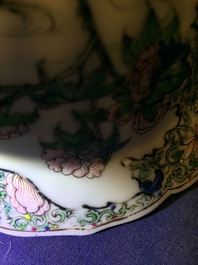 Een fijne Chinese famille rose kom met eenden, Yongzheng, 1723-1735