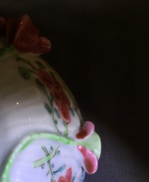 Een Chinese famille rose theepot met hanen, Yongzheng, 1723-1735