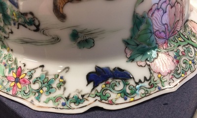 Een fijne Chinese famille rose kom met eenden, Yongzheng, 1723-1735